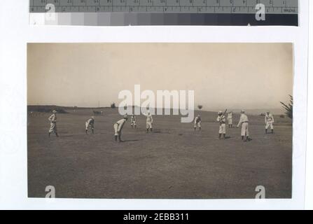 Feige 8- dreißig oder mehr Spieler (15 oder mehr auf jeder Seite) mit einem Schläger und Ball spielen Town Ball, einige Male als Round Ball, und anschließend die so genannte Massachusetts Spiel Baseball Stockfoto