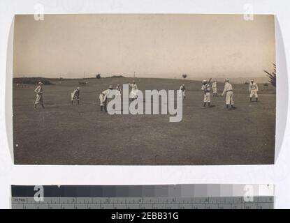 Feige 8- dreißig oder mehr Spieler (15 oder mehr auf jeder Seite) mit einem Schläger und Ball spielen Town Ball, einige Male als Round Ball, und anschließend die so genannte Massachusetts Spiel Baseball Stockfoto