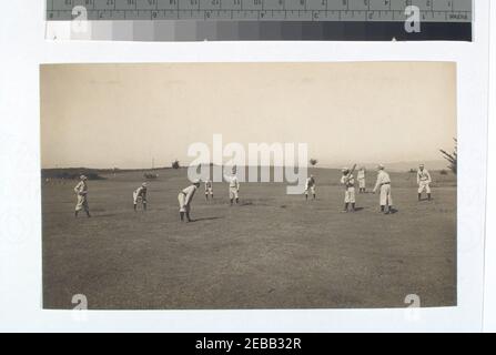 Feige 8- dreißig oder mehr Spieler (15 oder mehr auf jeder Seite) mit einem Schläger und Ball spielen Town Ball, einige Male als Round Ball, und anschließend die so genannte Massachusetts Spiel Baseball Stockfoto