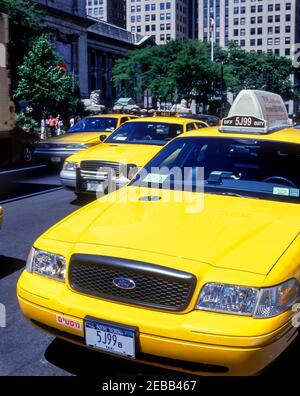 2001 HISTORISCHE STRASSENSZENE GELBE TAXIS FIFTH AVENUE MANHATTAN NEW YORK CITY USA Stockfoto