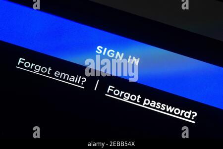 Blaue Anmeldebildtaste auf dem LCD-Bildschirm, Anmelde-Webseite, zwei Links für vergessene E-Mails und Passwörter Stockfoto