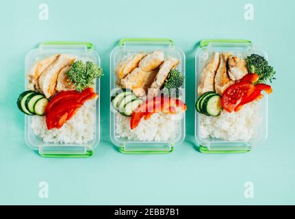 Blick von oben auf das Mittagessen Boxen mit Essen auf grünem Hintergrund Stockfoto
