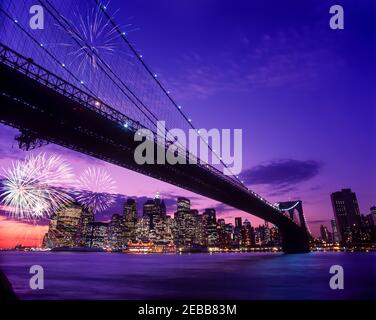 2001 HISTORISCHE BROOKLYN BRIDGE (©J & W ROEBLING 1876) DOWNTOWN SKYLINE EAST RIVER MANHATTAN NEW YORK CITY USA Stockfoto