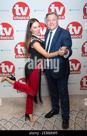 Ed Balls und Katya Jones kommen bei den TV Choice Awards 2016 im Dorchester Hotel, London an. Stockfoto