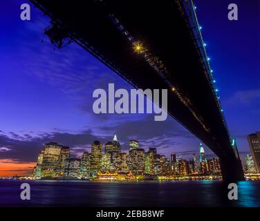 2001 HISTORISCHE BROOKLYN BRIDGE (©J & W ROEBLING 1876) DOWNTOWN SKYLINE EAST RIVER MANHATTAN NEW YORK CITY USA Stockfoto