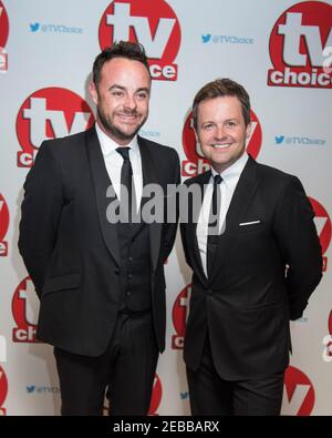 Anthony McPartlin und Declan Donnelly kommen bei den TV Choice Awards 2016 im Dorchester Hotel, London an. Stockfoto