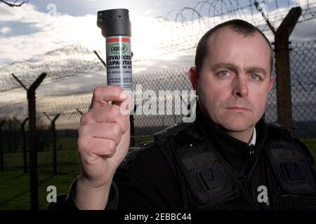 Britischer Polizeibeamter mit incapacitant Spray Stockfoto