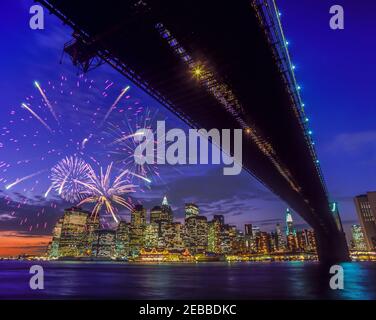 2001 HISTORISCHE BROOKLYN BRIDGE (©J & W ROEBLING 1876) DOWNTOWN SKYLINE EAST RIVER MANHATTAN NEW YORK CITY USA Stockfoto