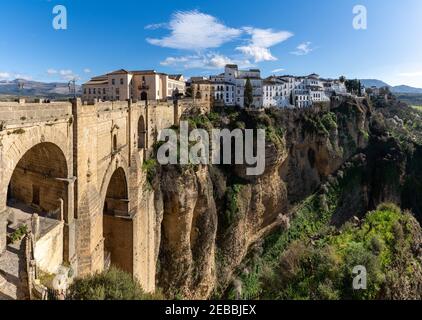 Ronda, Spanien - 1. Februar 2021: Blick auf die Altstadt von Ronda und den Puente Nuevo über die Schlucht El Tajo Stockfoto