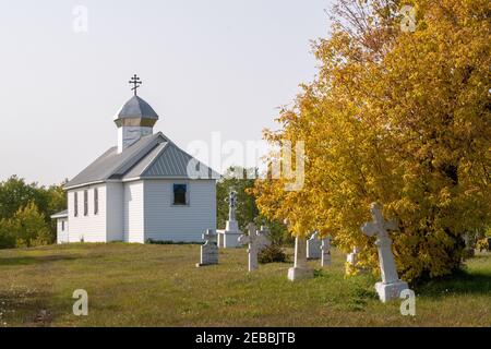 St. Elias Parish und Cemetary, Highway 80 zwischen Churchbridge und Wroxton, Saskatchewan. Stockfoto