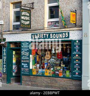 Der irische Musikladen Killarney zeigt das Schaufenster der Variety Sounds in Killarney, County Kerry, Irland Stockfoto