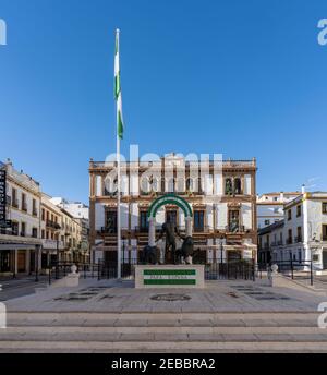 Ronda, Spanien - 1. Februar 2021: Blick auf den Hercules-Brunnen auf dem Socorro-Platz in der Innenstadt von Ronda Stockfoto