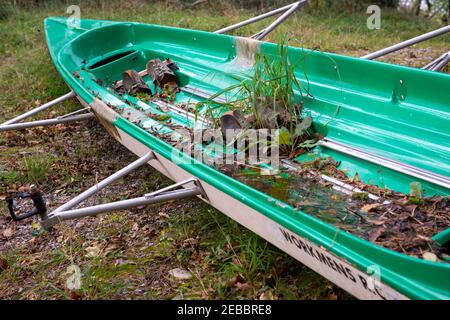 Verlassene grüne Renn-Ruderboot im Arbeiter's Rowing Club im Killarney National Park, County Kerry, Irland, Europa Stockfoto