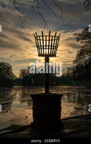 Boultham Park, Lincoln, ursprünglich der Park für die Boultham Hall, eröffnet als öffentlicher Park für die Menschen von Lincoln, Park Beacon, Beacon neben See. Stockfoto