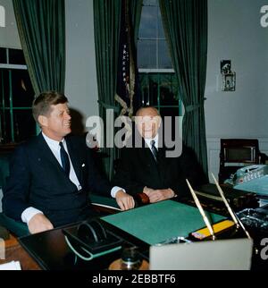 Nachmittägliches Treffen mit Konrad Adenauer, Bundeskanzler der Bundesrepublik Deutschland, 4:30pm Uhr. Präsident John F. Kennedy trifft den Bundeskanzler der Bundesrepublik Deutschland, Dr. Konrad Adenauer. Oval Office, White House, Washington, D.C. Stockfoto