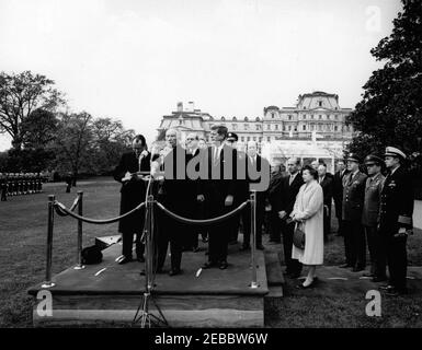 Ankunftszeremonie für Konrad Adenauer, Bundeskanzler der Bundesrepublik Deutschland, 10:45am Uhr. Bundeskanzler Dr. Konrad Adenauer (an Mikrofonen) hält bei den Ankunftszeremonien zu seinen Ehren eine Rede; Präsident John F. Kennedy steht im Zentrum. Ebenfalls im Bild: US-Außenminister Dean Rusk; Außenminister der Bundesrepublik Deutschland, Gerhard Schru00f6der; Vorsitzender der Generalstabschefs, General Maxwell D. Taylor; US-Botschafter in der Bundesrepublik Deutschland, Walter C. Dowling; Dolmetscher für das deutsche Außenministerium, Heinz Weber; US-Chef des Protokolls, Angier Biddle Duke; Assistant Chief o Stockfoto