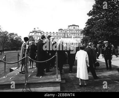 Ankunftszeremonie für Konrad Adenauer, Bundeskanzler der Bundesrepublik Deutschland, 10:45am Uhr. Ankunftszeremonien zu Ehren des Bundeskanzlers der Bundesrepublik Deutschland, Dr. Konrad Adenauer; Bundeskanzler Adenauer tritt von der Plattform in der Mitte, gefolgt von Präsident John F. Kennedy. Ebenfalls im Bild: First Lady Jacqueline Kennedy; Libeth Werhahn, Tochter von Bundeskanzler Adenauer; US-Außenminister Dean Rusk; Dolmetscher für das deutsche Außenministerium, Heinz Weber; Botschafter der Bundesrepublik Deutschland, Karl Heinrich Knappstein; US-Botschafter in der Bundesrepublik Deutschland, Walter C. Dowling; stellvertretender Leiter des Sprachdienstes in den Außenministerien Stockfoto