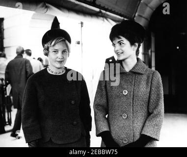 Ankunftszeremonie für Konrad Adenauer, Bundeskanzler der Bundesrepublik Deutschland, 10:45am Uhr. First Lady Jacqueline Kennedy steht mit Libeth Werhahn (links), Tochter des Bundeskanzlers der Bundesrepublik, Dr. Konrad Adenauer, bei den Ankunftszeremonien zu Ehren von Bundeskanzler Adenauer. South Portico, White House, Washington, D.C. Stockfoto