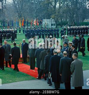 Ankunftszeremonie für Abdirashid Ali Shermarke, Premierminister der somalischen Republik, 11:45am Uhr. Präsident John F. Kennedy und Premierminister der Somalischen Republik, Dr. Abdirashid Ali Shermarke (beide im Vordergrund), begrüßen Würdenträger in der Empfangslinie während der Ankunftszeremonien zu Ehren von Premierminister Shermarke. Ebenfalls im Bild: US-Chef des Protokolls, Angier Biddle Duke; Außenminister der somalischen Republik, Abdullahi Issa Mohamud; Botschafter der somalischen Republik, Dr. Omar Mohallim Mohamed; Stabschef der US-Armee, General Earle G. Wheeler; U.S. De Stockfoto