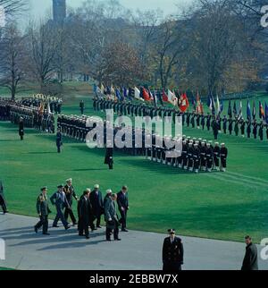 Ankunftszeremonie für Abdirashid Ali Shermarke, Premierminister der somalischen Republik, 11:45am Uhr. Präsident John F. Kennedy, Premierminister der somalischen Republik, Dr. Abdirashid Ali Shermarke und andere gehen während der Ankunftszeremonien zu Ehren von Premierminister Shermarke entlang der Zufahrt zum South Lawn. Ebenfalls im Bild: US-Chef des Protokolls, Angier Biddle Duke; Außenminister der somalischen Republik, Abdullahi Issa Mohamud; US-stellvertretender Staatssekretär für afrikanische Angelegenheiten, Henry J. Tasca; US-Außenministerium Dolmetscher, Neil Seidenman; Naval Aide an Präsident Kennedy, Stockfoto