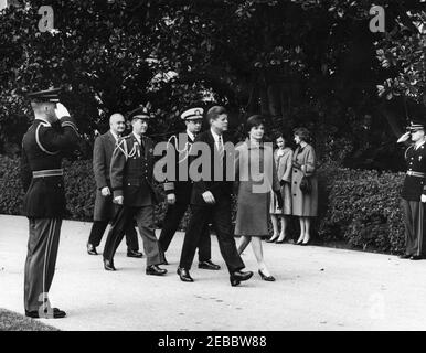 Ankunftszeremonie für Konrad Adenauer, Bundeskanzler der Bundesrepublik Deutschland, 10:45am Uhr. Präsident John F. Kennedy und First Lady Jacqueline Kennedy nehmen an den Ankunftszeremonien zu Ehren des Bundeskanzlers der Bundesrepublik Deutschland, Dr. Konrad Adenauer, Teil. Im Hintergrund: Stellvertretender Chef des Protokolls, William J. Tonesk; Militärfahrt zum Präsidenten, General Chester V. Clifton; Marinefahrt zum Präsidenten, Kapitän Tazewell Shepard. South Lawn Auffahrt, White House, Washington, D.C. Stockfoto