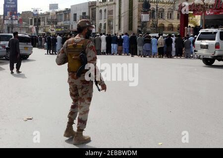 Sicherheitsbeamter ist sehr wachsam, um Untowards Zwischenfälle während des Gemeindegebets in Quetta am Freitag, 12. Februar 2021 zu vermeiden. Stockfoto