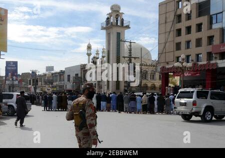 Sicherheitsbeamter ist sehr wachsam, um Untowards Zwischenfälle während des Gemeindegebets in Quetta am Freitag, 12. Februar 2021 zu vermeiden. Stockfoto