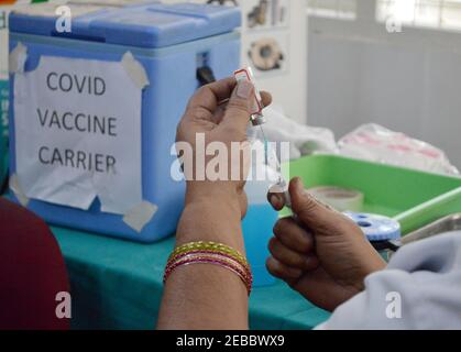 Bangalore, Indien. Februar 2021, 12th. Ein Arzt bereitet während der Impfkampagne in Bangalore, Indien, am 12. Februar 2021 eine Dosis COVID-19-Impfstoff vor. Quelle: Str/Xinhua/Alamy Live News Stockfoto