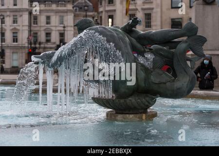 London, Großbritannien. 12. Februar 2021. Wetter in Großbritannien: Ein eisbedeckter gefrorener Brunnen am Trafalgar Square, während das kalte Wetter, das durch Storm Darcy heraufbeschert wurde, weitergeht. Kredit: Stephen Chung / Alamy Live Nachrichten Stockfoto