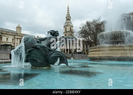 London, Großbritannien. 12. Februar 2021. Wetter in Großbritannien: Ein eisbedeckter gefrorener Brunnen am Trafalgar Square, während das kalte Wetter, das durch Storm Darcy heraufbeschert wurde, weitergeht. Kredit: Stephen Chung / Alamy Live Nachrichten Stockfoto