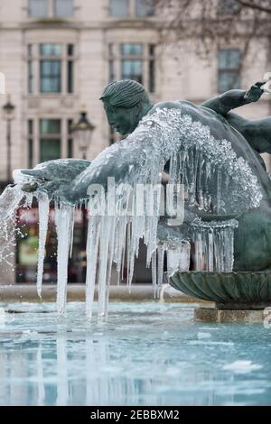 London, Großbritannien. 12. Februar 2021. Wetter in Großbritannien: Ein eisbedeckter gefrorener Brunnen am Trafalgar Square, während das kalte Wetter, das durch Storm Darcy heraufbeschert wurde, weitergeht. Kredit: Stephen Chung / Alamy Live Nachrichten Stockfoto