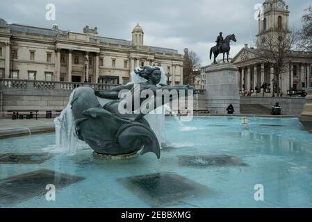 London, Großbritannien. 12. Februar 2021. Wetter in Großbritannien: Ein eisbedeckter gefrorener Brunnen am Trafalgar Square, während das kalte Wetter, das durch Storm Darcy heraufbeschert wurde, weitergeht. Kredit: Stephen Chung / Alamy Live Nachrichten Stockfoto
