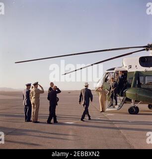 Reise nach Westen: El Paso, Texas. Präsident John F. Kennedy (rechts, Hubschraubertreppe abwärts) kommt am El Paso International Airport in El Paso, Texas an. Von links nach rechts: Oberst Thomas G. Netcher; Generalmajor Thomas V. Stayton; Vizepräsident Lyndon B. Johnson (im Hintergrund); Bürgermeister von El Paso, Judson Williams (im Vordergrund, zurück zur Kamera und mit Hut); Gouverneur von Texas, John Connally (mit Cowboyhut); nicht identifizierter Militäroffizier (Begrüßung); Präsident Kennedy; Senator Ralph W. Yarborough (Texas). Stockfoto