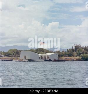 Reise nach Weststaaten: Honolulu, Hawaii, Besuch des USS Arizona Memorial, 2:40pm Uhr. Außenansicht des USS Arizona Memorial in Pearl Harbor in Honolulu, Hawaii. Stockfoto