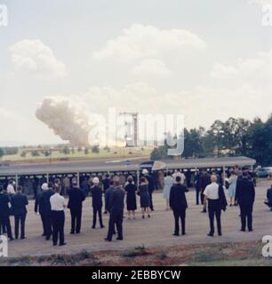 Inspektionstour der NASA-Installationen: Huntsville Alabama, Redstone Army Airfield und George C. Marshall Space Flight Center, 9:35am Uhr. Ansicht eines statischen Testfeuers eines Saturn-Raketenverstärkers im George C. Marshall Space Flight Center (MSFC) im Redstone Arsenal, Huntsville, Alabama; Präsident John F. Kennedy und andere beobachten vom Bunker aus im Vordergrund. Präsident Kennedy besuchte die MSFC im Rahmen einer zweitägigen Inspektionsreise durch die Feldinstallationen der National Aeronautics and Space Administration (NASA). Stockfoto