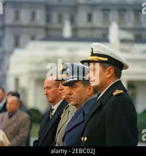 Eröffnungszeremonie für Jorge Alessandri Rodru00edguez, Präsident von Chile, 11:15am Uhr. Ankunftszeremonie für den Präsidenten von Chile, Jorge Alessandri Rodru00edguez. Von links nach rechts: US-Chef des Protokolls, Angier Biddle Duke; militärische Seite an Präsident John F. Kennedy, General Chester V. Clifton; Air Force Aide an Präsident Kennedy, Brigadier General Godfrey T. McHugh; Naval Aide an Präsident Kennedy, Captain Tazewell T. Shepard, Jr. South Lawn, White House, Washington, D.C. Stockfoto