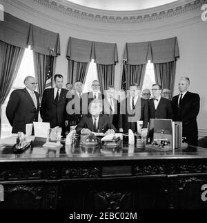 Bill Signing - S. 476 Öffentliches Recht 87-657, Point Reyes National Seashore, 9:55am. Präsident John F. Kennedy (sitzt an der Rezeption) hält Bemerkungen bei der Unterzeichnung von S. 476, ein Gesetzentwurf, um die Point Reyes National Seashore in Kalifornien zu etablieren. Stehend (L-R): Vertreter Wayne N. Aspinall (Colorado); Vertreter J. T. Rutherford (Texas); Senator Hubert H. Humphrey von Minnesota (hinten, teilweise versteckt); Innenminister Stewart Udall; Vertreter John P. Saylor (Pennsylvania); Senator Alan Bible (Nevada); Senator Clair Engle (Kalifornien); Vertreter Clem Miller (Kalifornien); un Stockfoto