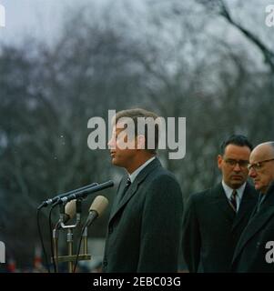 Eröffnungszeremonie für Jorge Alessandri Rodru00edguez, Präsident von Chile, 11:15am Uhr. Präsident John F. Kennedy hält bei den Ankunftszeremonien zu Ehren des chilenischen Präsidenten Jorge Alessandri Rodru00edguez eine Rede. Präsident Alessandri Rodru00edguez steht ganz rechts mit dem Dolmetscher des US-Außenministeriums, Fernando van Reigersberg. South Lawn, White House, Washington, D.C. [Kratzer im gesamten Bild sind original bis negativ.] Stockfoto