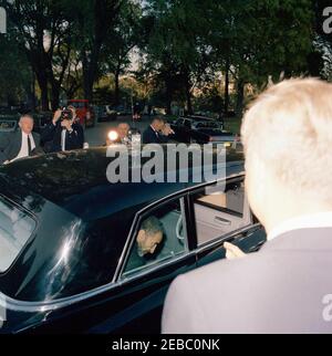 Treffen mit Haile Selassie I., Kaiser von Äthiopien, 4:33pm. Präsident John F. Kennedy (rechts im Vordergrund) verabschiedet sich nach einem Treffen von Kaiser von Äthiopien, Haile Selassie I. (im Auto sitzend). Unbekannte Fotografen beobachten. West Wing Eingang Auffahrt, White House, Washington, D.C. Stockfoto