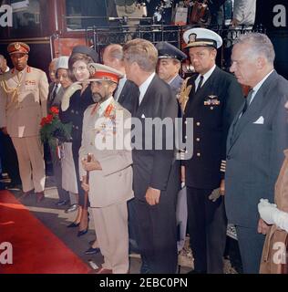 Zeremonie zur Ankunft von Haile Selassie I., Kaiser von Äthiopien, 12:00pm Uhr. Präsident John F. Kennedy und First Lady Jacqueline Kennedy stehen mit Kaiser von Äthiopien, Haile Selassie I, bei seiner Ankunft im Zug am Union Station in Washington, D.C. Links nach rechts: Nicht identifizierter äthiopischer Militärbeamter; Imru Haile Selassie (teilweise versteckt), zweiter Cousin von Kaiser Selassie; Prinzessin Hirut U201cRuthu201d Desta, Enkelin von Kaiser Selassie; Mrs. Kennedy; Kaiser Selassie; US-Chef des Protokolls, Angier Biddle Duke (meist versteckt im Rücken); Präsident Kennedy; Luftwaffe Aide zum Präsidenten, Stockfoto