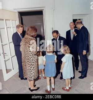 Treffen mit Haile Selassie I., Kaiser von Äthiopien, 4:33pm. Präsident John F. Kennedy, First Lady Jacqueline Kennedy und andere besuchen den Kaiser von Äthiopien, Haile Selassie I, in der Westflügel-Kolonnade vor dem Oval Office. Caroline Kennedy und John F. Kennedy, Jr., stehen in der Mitte mit einem unidentifizierten Mädchen (Händeschütteln mit Kaiser Selassie). Kaiser Selassie schenkte der Familie Kennedy einen Leopardenmantel für die First Lady und geschnitzte Elfenbeinfiguren für Caroline und John. Rechts: US-Chef des Protokolls, Angier Biddle Duke; US-Botschafter in Äthiopien, Edward M. K. Stockfoto