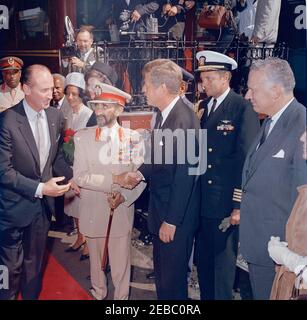 Zeremonie zur Ankunft von Haile Selassie I., Kaiser von Äthiopien, 12:00pm Uhr. Präsident John F. Kennedy schüttelt die Hände mit Kaiser von Äthiopien, Haile Selassie I, bei der Ankunft Emperoru2019s mit dem Zug an der Union Station in Washington, D.C. Links nach rechts: Nicht identifizierter äthiopischer Militärbeamter; US-Chef des Protokolls, Angier Biddle Duke; Imru Haile Selassie (im Rücken), zweiter Cousin von Kaiser Selassie; Prinzessin Hirut u201cRuthu201d Desta, Enkelin von Kaiser Selassie; First Lady Jacqueline Kennedy (teilweise versteckt); Kaiser Selassie; Präsident Kennedy; Naval Aide to the President, Captain Taze Stockfoto