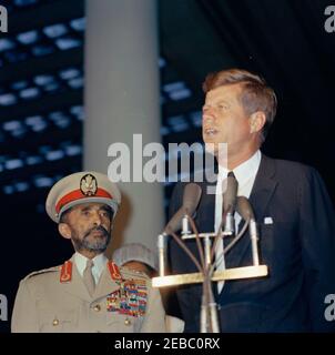 Zeremonie zur Ankunft von Haile Selassie I., Kaiser von Äthiopien, 12:00pm Uhr. Präsident John F. Kennedy hält Bemerkungen während einer Ankunftszeremonie zu Ehren des Kaisers von Äthiopien, Haile Selassie I.; Kaiser Selassie beobachtet links. Union Station, Washington, D.C. Stockfoto