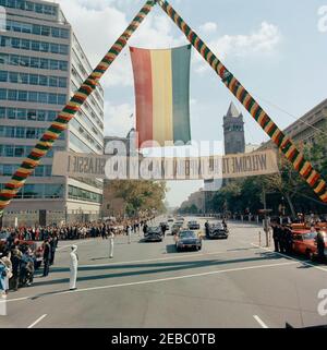 Zeremonie zur Ankunft von Haile Selassie I., Kaiser von Äthiopien, 12:00pm Uhr. Blick auf eine Autokolonne zu Ehren des Kaisers von Äthiopien, Haile Selassie I.; Präsident John F. Kennedy und Kaiser Selassie fahren in der Präsidentenlimousine (Lincoln-Mercury Continental Cabriolet). Menschenmassen säumen die Pennsylvania Avenue. Washington, D.C. Stockfoto