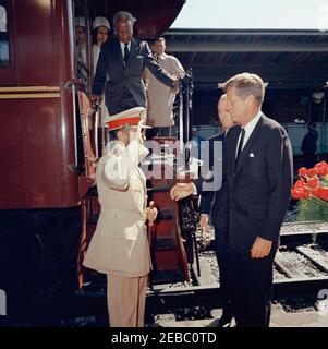 Zeremonie zur Ankunft von Haile Selassie I., Kaiser von Äthiopien, 12:00pm Uhr. Präsident John F. Kennedy grüßt Kaiser von Äthiopien, Haile Selassie I, nach der Ankunft Emperoru2019s mit dem Zug an der Union Station in Washington, D.C. Ausstieg Zug: Imru Haile Selassie, zweiter Cousin von Kaiser Selassie; Prinzessin Hirut u201cRuthu201d Desta, Enkelin von Kaiser Selassie. US-Chef des Protokolls, Angier Biddle Duke, steht hinter Präsident Kennedy. Stockfoto