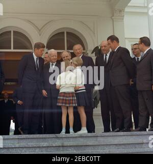 Europareise: Deutschland, Bonn: Präsident Kennedy mit Heinrich Lu00fcbke. Präsident John F. Kennedy besucht mit Beamten die Treppe der Villa Hammerschmidt in Bonn (Bundesrepublik). Von links nach rechts: Präsident Kennedy; US-Botschafter in der Bundesrepublik Deutschland, George C. McGhee (teilweise verdeckt); Präsident der Bundesrepublik Deutschland, Dr. Heinrich Lu00fcbke; Bundesminister für wirtschaftliche Zusammenarbeit und Entwicklung Deutschlands, Walter Scheel; Bundeskanzler der Bundesrepublik Deutschland, Konrad Adenauer; US-Staatssekretär, Dean Rusk; Außenminister von Deutschland, Gerhard Schru00f6der; zwei Unidentif Stockfoto
