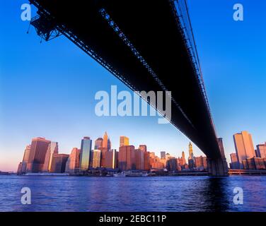 2001 HISTORISCHE BROOKLYN BRIDGE (©J & W ROEBLING 1876) DOWNTOWN SKYLINE EAST RIVER MANHATTAN NEW YORK CITY USA Stockfoto