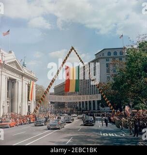 Zeremonie zur Ankunft von Haile Selassie I., Kaiser von Äthiopien, 12:00pm Uhr. Präsident John F. Kennedy und Kaiser von Äthiopien, Haile Selassie I, fahren in der Präsidentenlimousine (Lincoln-Mercury Continental Cabrio) während einer Autokolonne von Union Station zu Blair House zu Ehren der Ankunft des Kaisers Selassieu2019s; Menschenmassen säumen Pennsylvania Avenue. Washington, D.C. Stockfoto