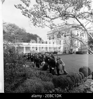 Besuch der Gesundheitsminister der lateinamerikanischen Republiken, 10:00am Uhr. Präsident John F. Kennedy besucht die Gesundheitsminister der lateinamerikanischen Republiken im Rosengarten. Pressevertreter beobachten. White House, Washington, D.C. Stockfoto