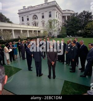 Besuch der Gesundheitsminister der lateinamerikanischen Republiken, 10:00am Uhr. Präsident John F. Kennedy besucht die Gesundheitsminister der lateinamerikanischen Republiken im Rosengarten. Zu den Besuchern gehören: Minister für Wohlfahrt und öffentliche Gesundheit Argentiniens, Dr. Tiburcio Padilla; Direktor des Nationalen Gesundheitsdienstes Boliviens, Dr. Francisco Torres Bracamonte; Minister für Gesundheit Brasiliens, Dr. Paulo Pinheiro Chagas; Minister für öffentliche Gesundheit Chiles, Dr. Benjamu00edn Cid; Minister für öffentliche Gesundheit von Kolumbien, Dr. Josu00e9 Fu00e9lix Patiu00f1o; Minister für öffentliche Gesundheit von Costa Ric Stockfoto